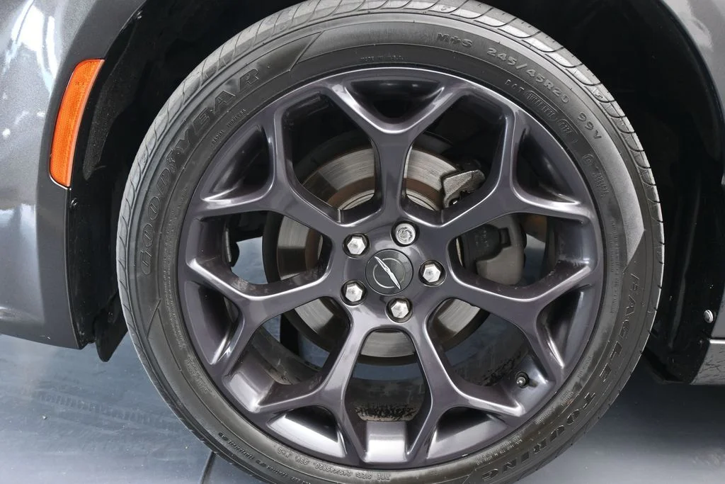Used 2020 Granite Crystal Metallic Clearcoat Chrysler S image 30