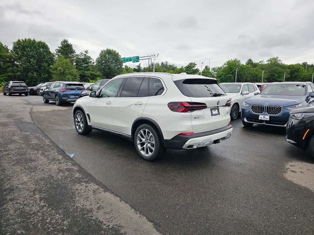 New 2026 Mineral White Metallic BMW xDrive40i image 3