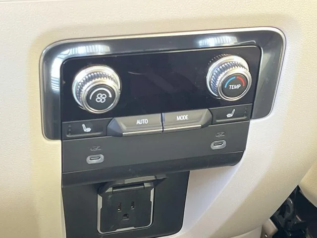Used 2022 White GMC Denali image 18