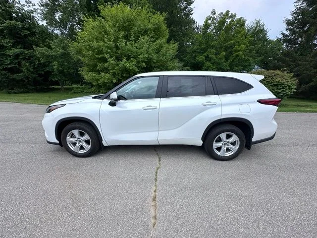 Used 2023 Off-white Toyota LE image 6