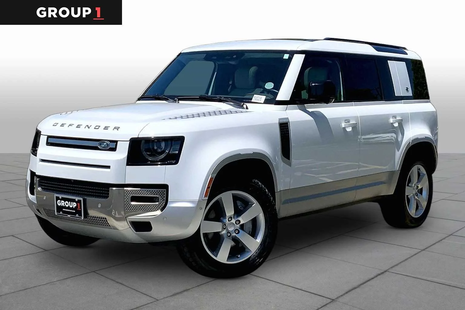 2023 Land Rover Defender SE's photo