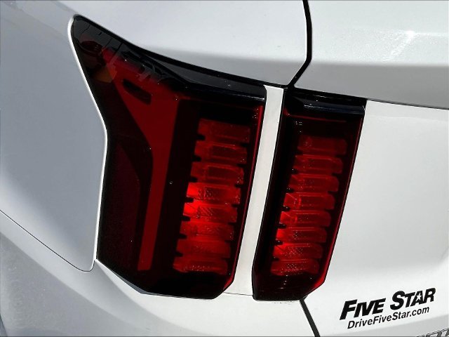 Used 2023 White Kia S image 25