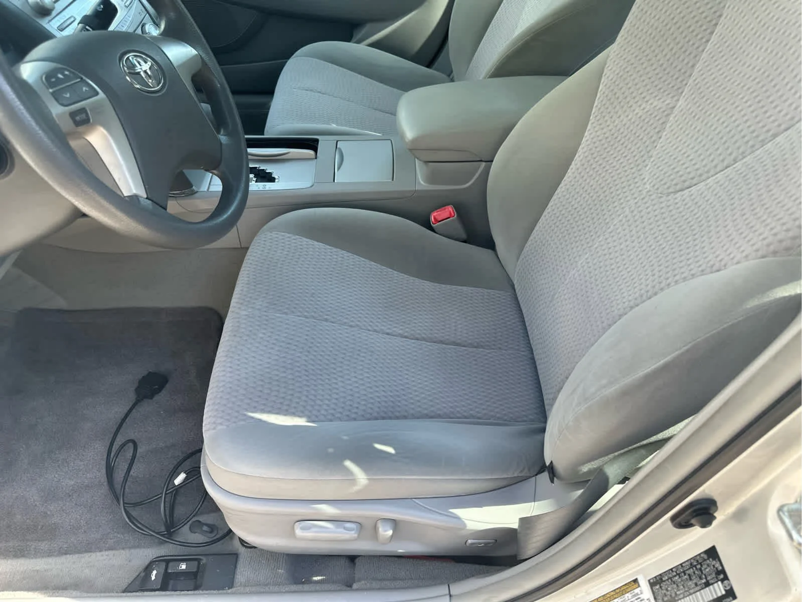 Used 2011 Classic Silver Metallic Toyota LE image 5