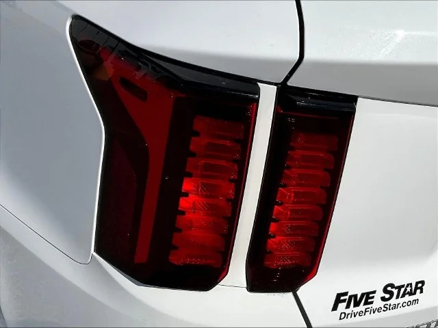 Used 2023 White Kia S image 25