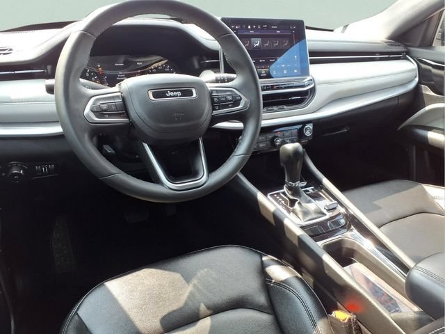 Used 2025  Jeep Limited image 5