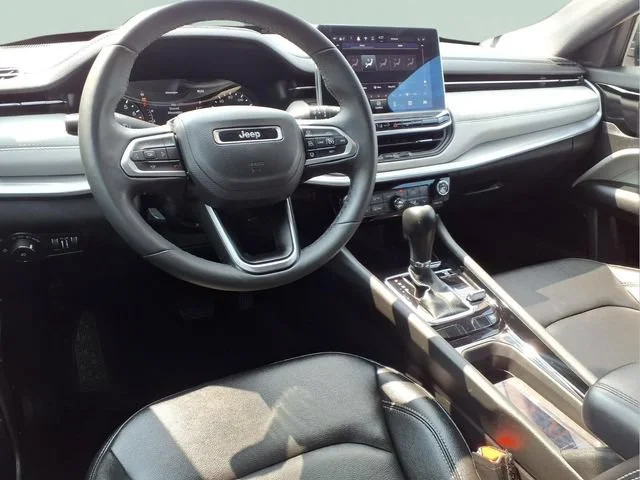 Used 2025  Jeep Limited image 5