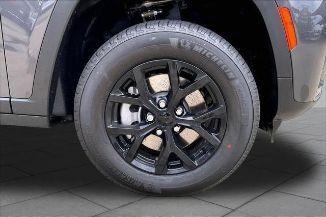 New 2026 Baltic Gray Metallic Clear-Coat Exterior Paint Jeep Laredo Altitude image 11