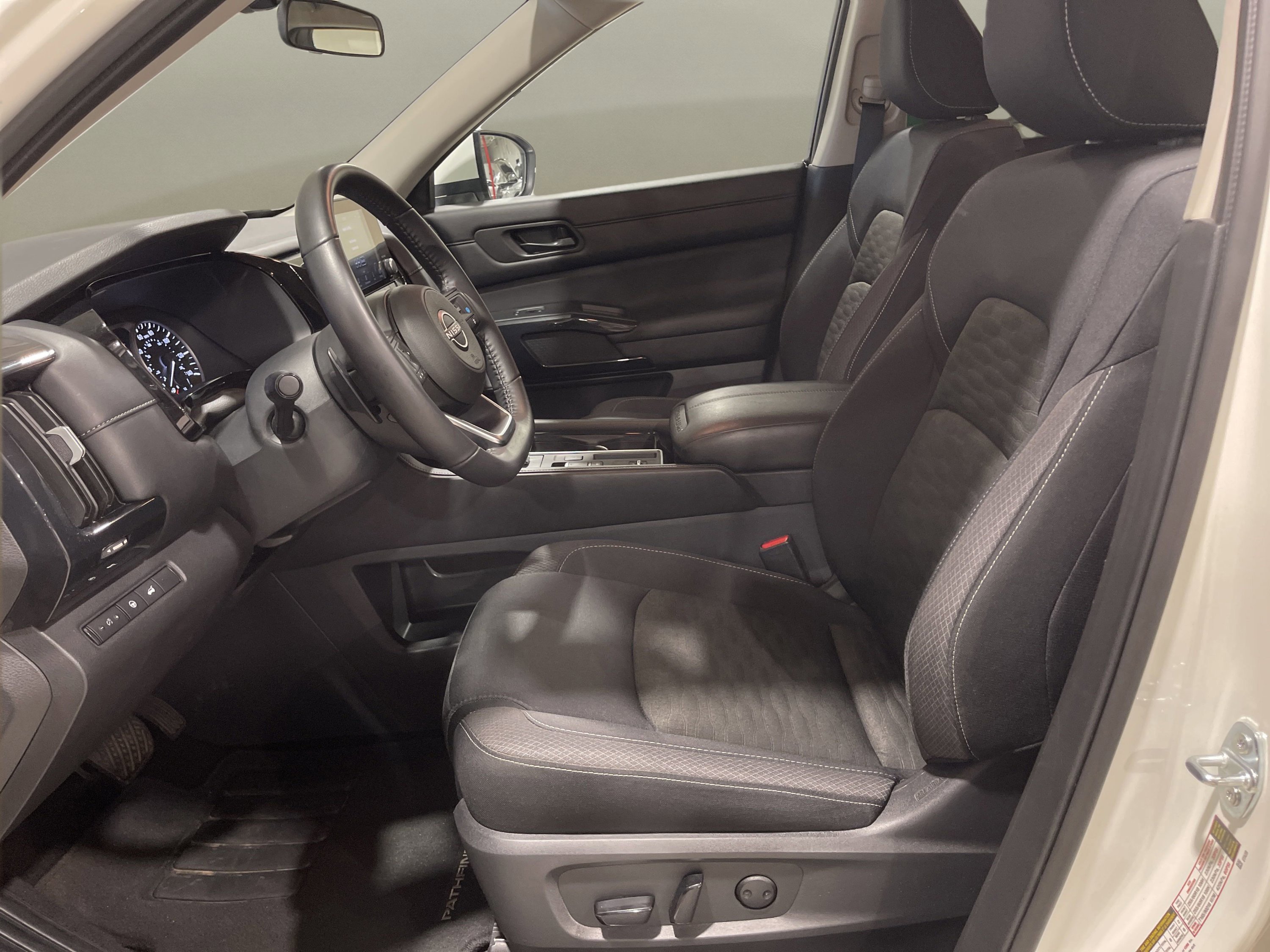 2025 Nissan Pathfinder SV - Photo 9