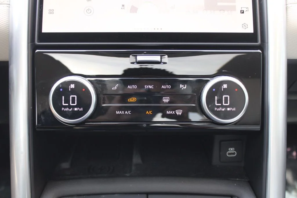 Certified Used 2025  Land Rover Dynamic SE image 26