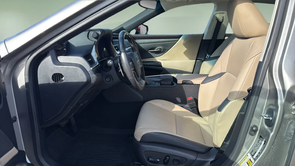 Used 2020 Silver Lexus 300h image 12