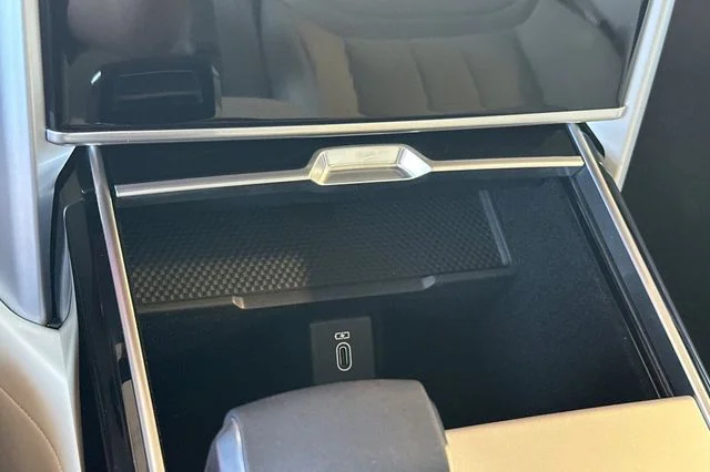 New 2026 Ostuni Pearl White Land Rover SE image 19