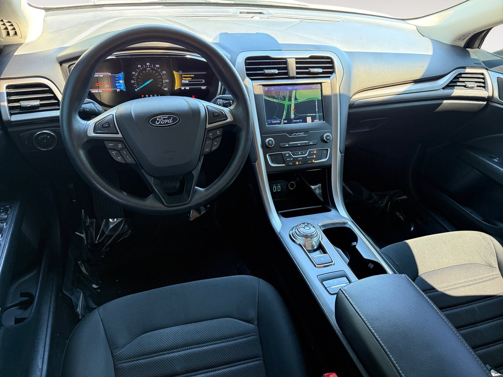 Used 2020 White Platinum Clearcoat Metallic Ford SE image 15