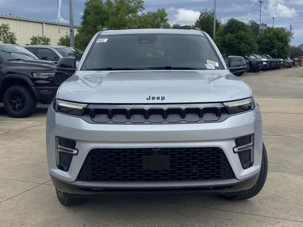 New 2026 Silver-Zynith Exterior Paint Jeep Limited Reserve image 2