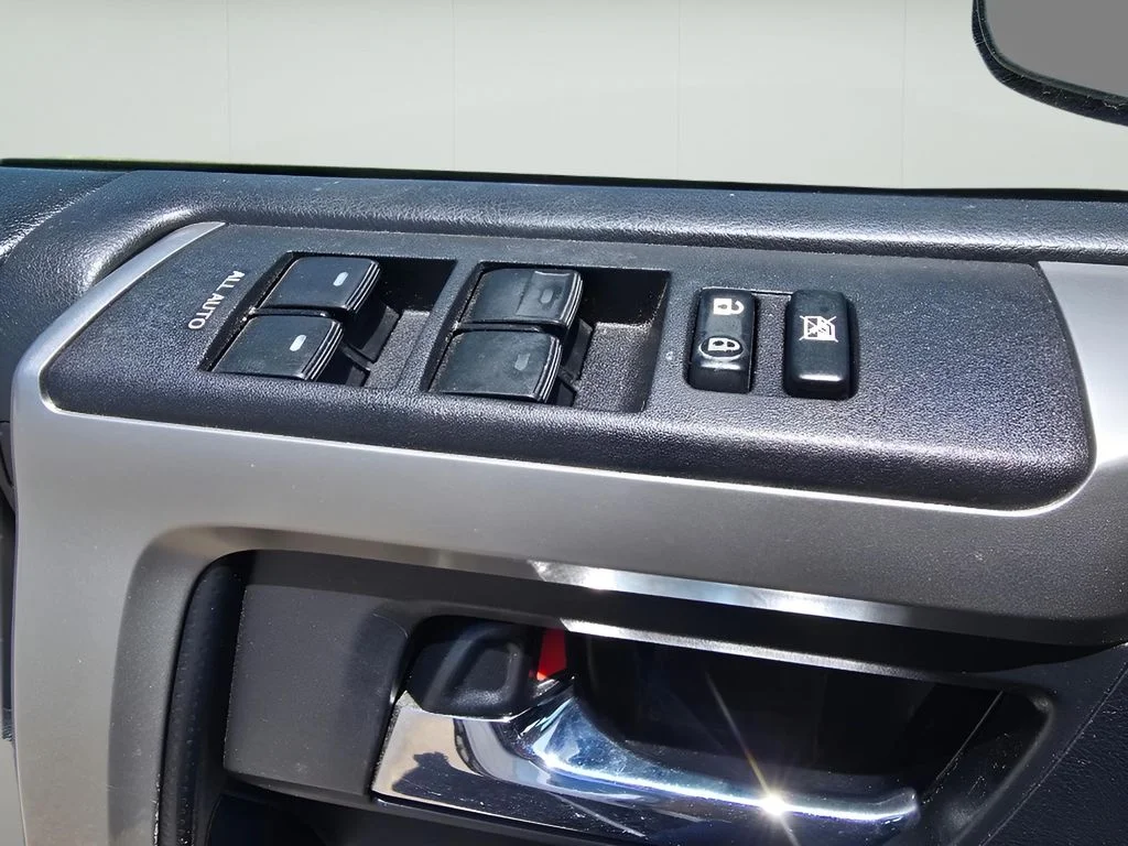 Used 2014 Super White Toyota SR5 image 21