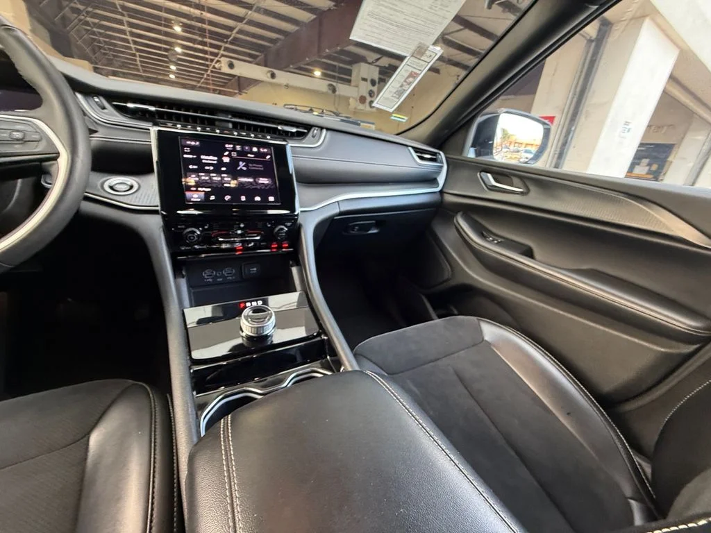 Used 2023 White Jeep Altitude image 15