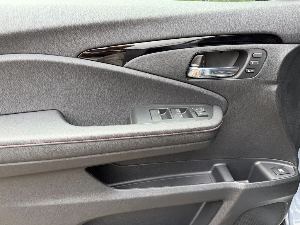 New 2026 Sonic Gray Pearl Honda Black Edition image 12