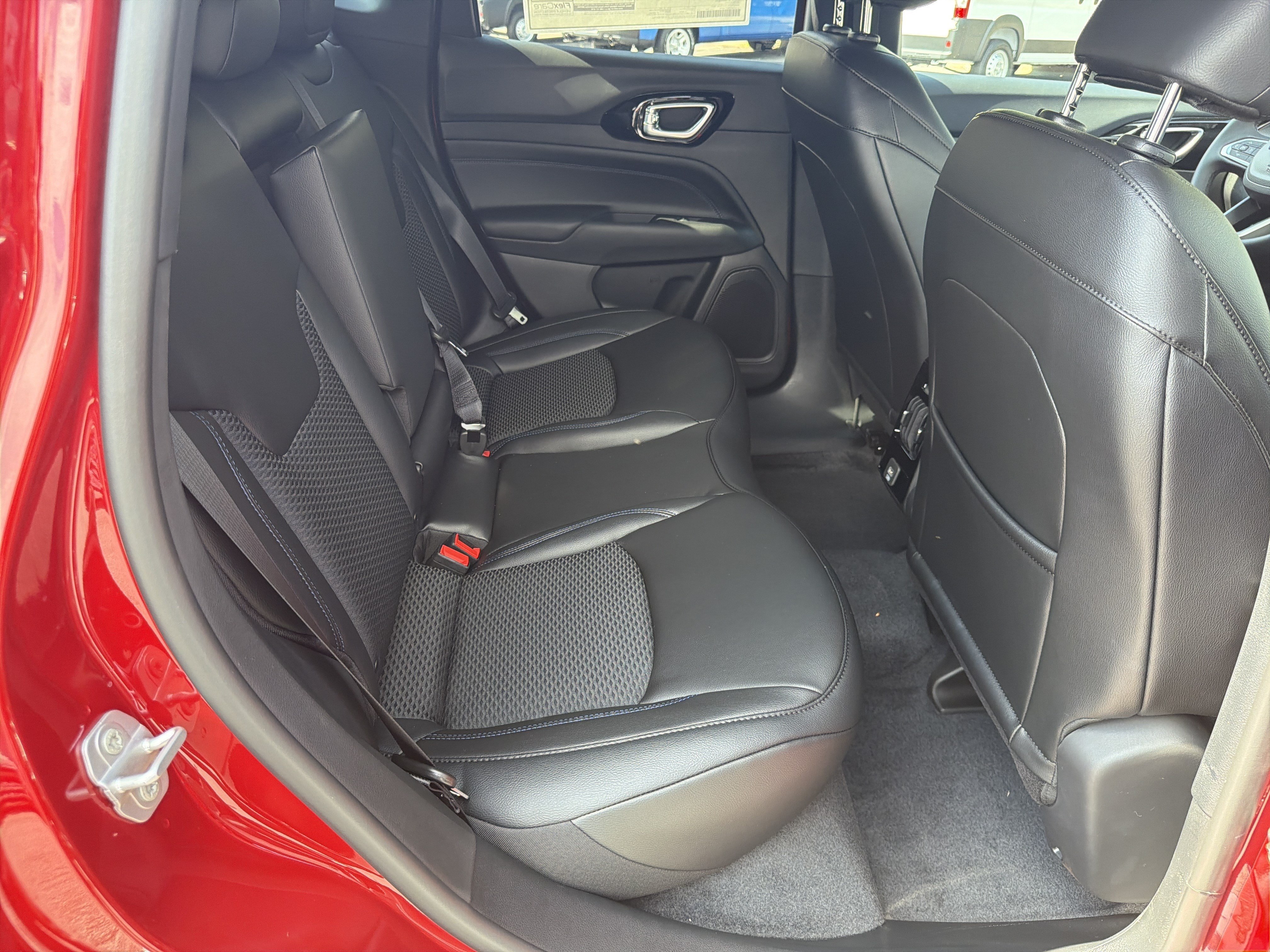 New 2026 Red Hot Pearl-Coat Exterior Paint Jeep Latitude image 19
