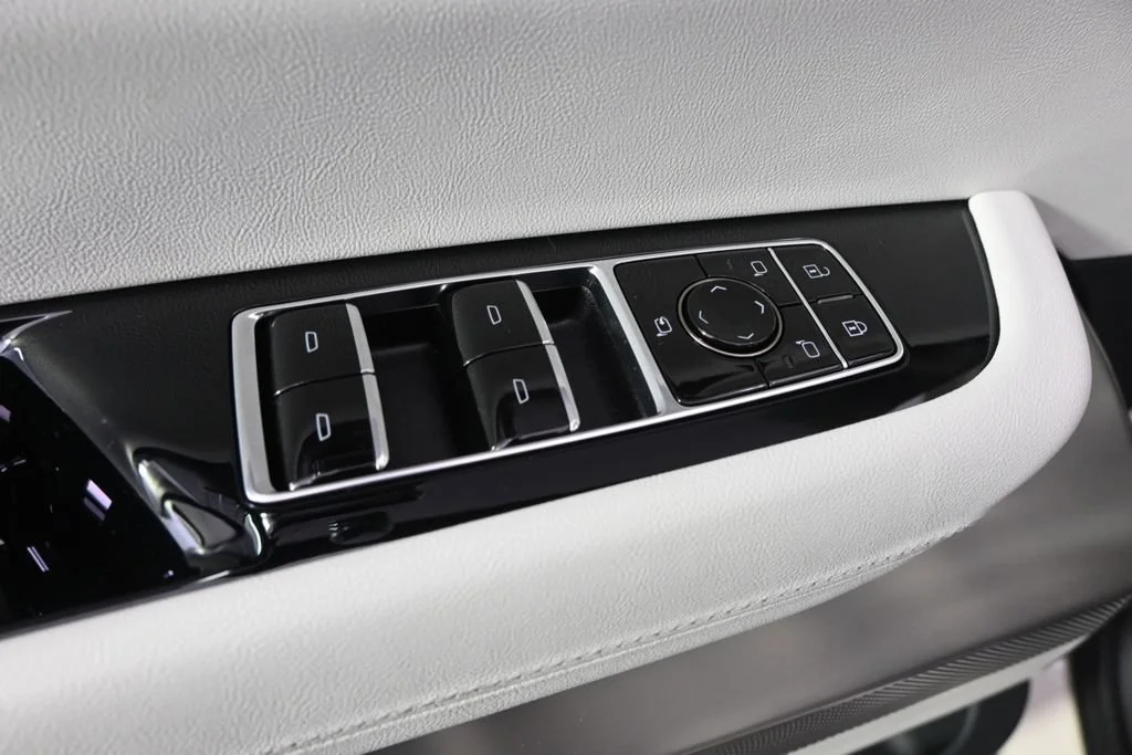 2027 Cadillac VISTIQ Sport - Photo 23