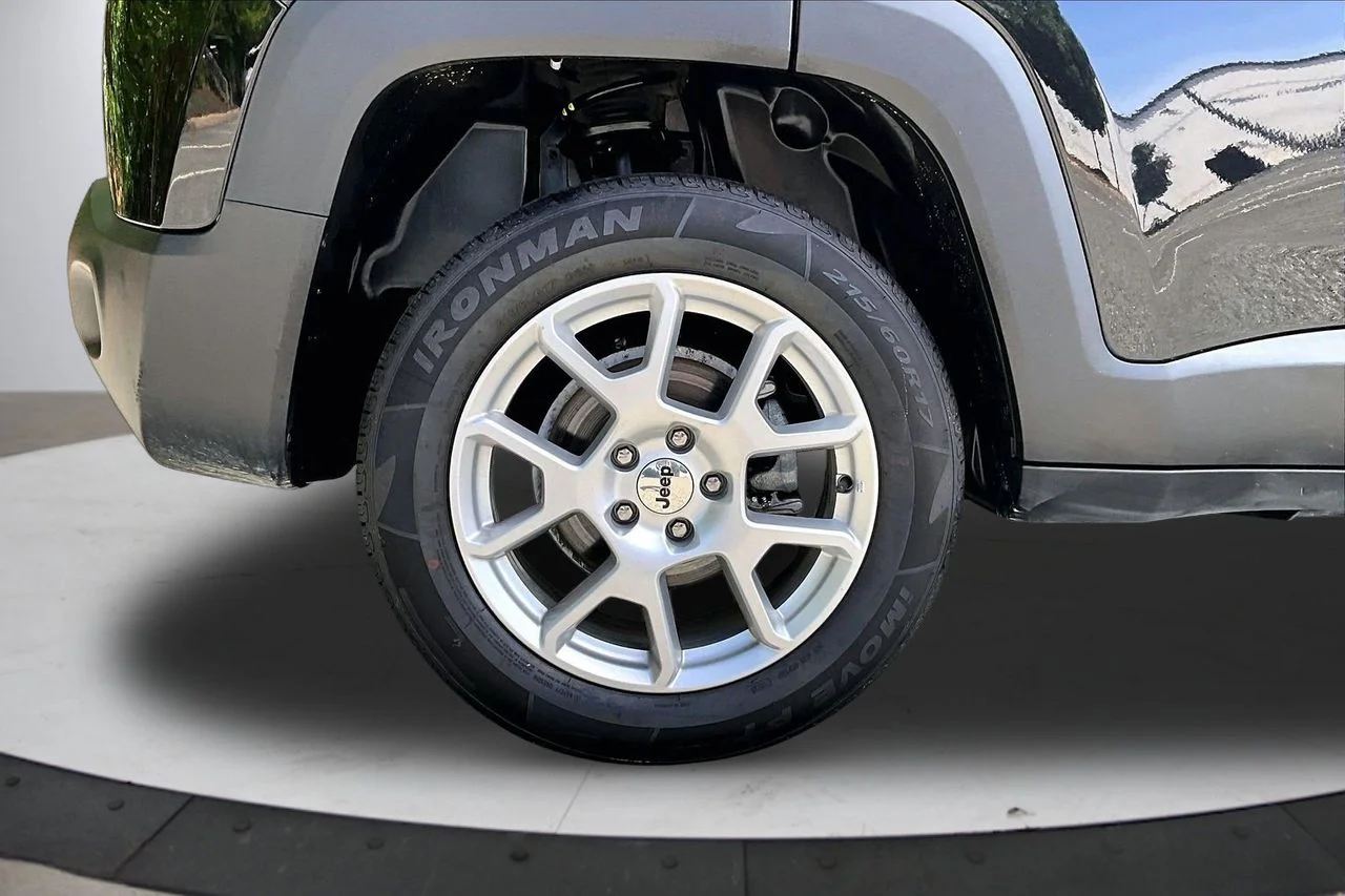 Used 2022 Black Jeep Latitude image 34