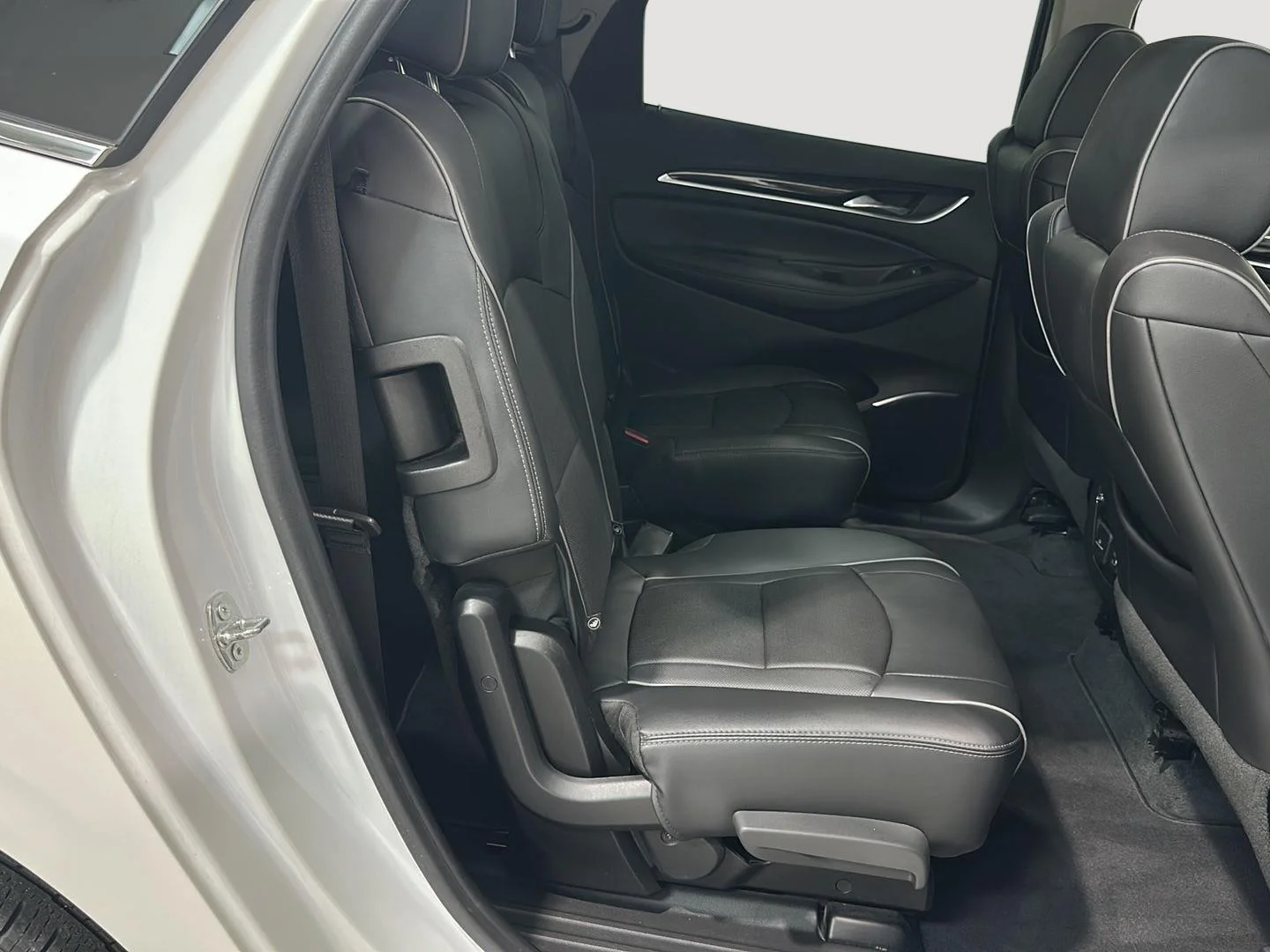 Used 2020 WHITE FROST TRICOAT Buick Avenir image 22