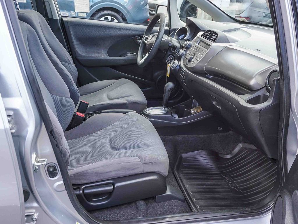 Used 2013 Alabaster Silver Metallic Honda Base image 13
