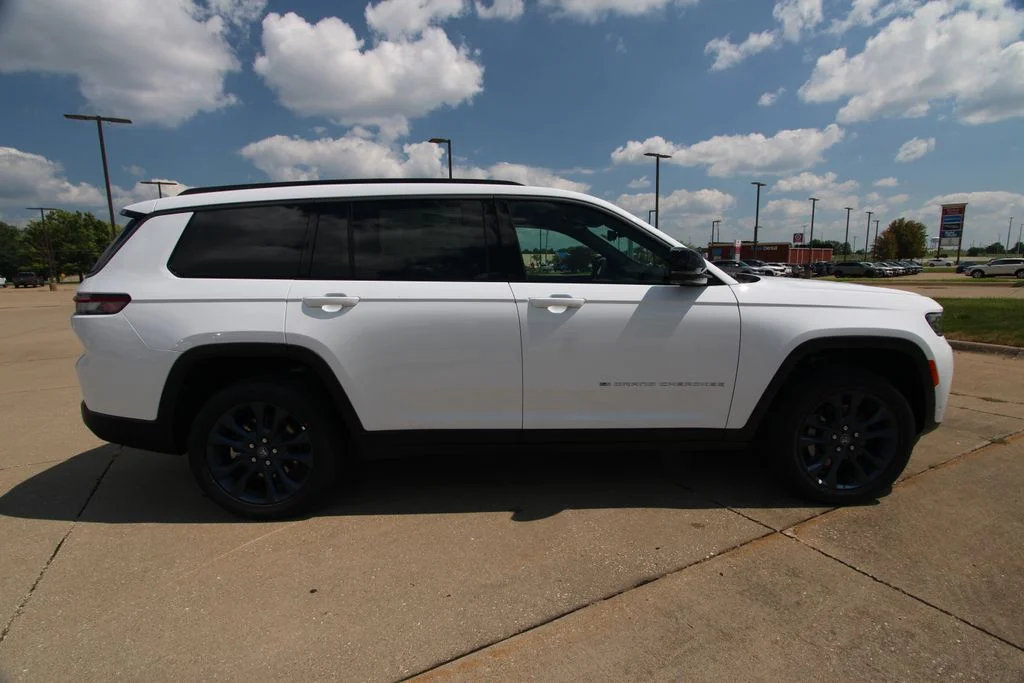 New 2026 Bright White Clear-Coat Exterior Paint Jeep Limited image 4