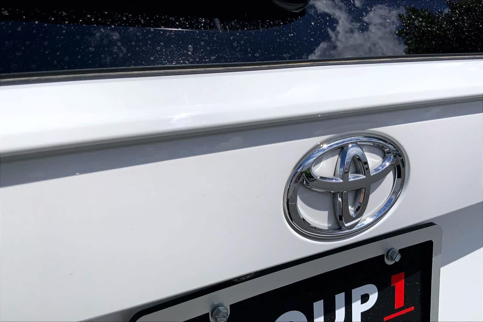 Used 2025 Ice Cap Toyota Hybrid XLE image 28