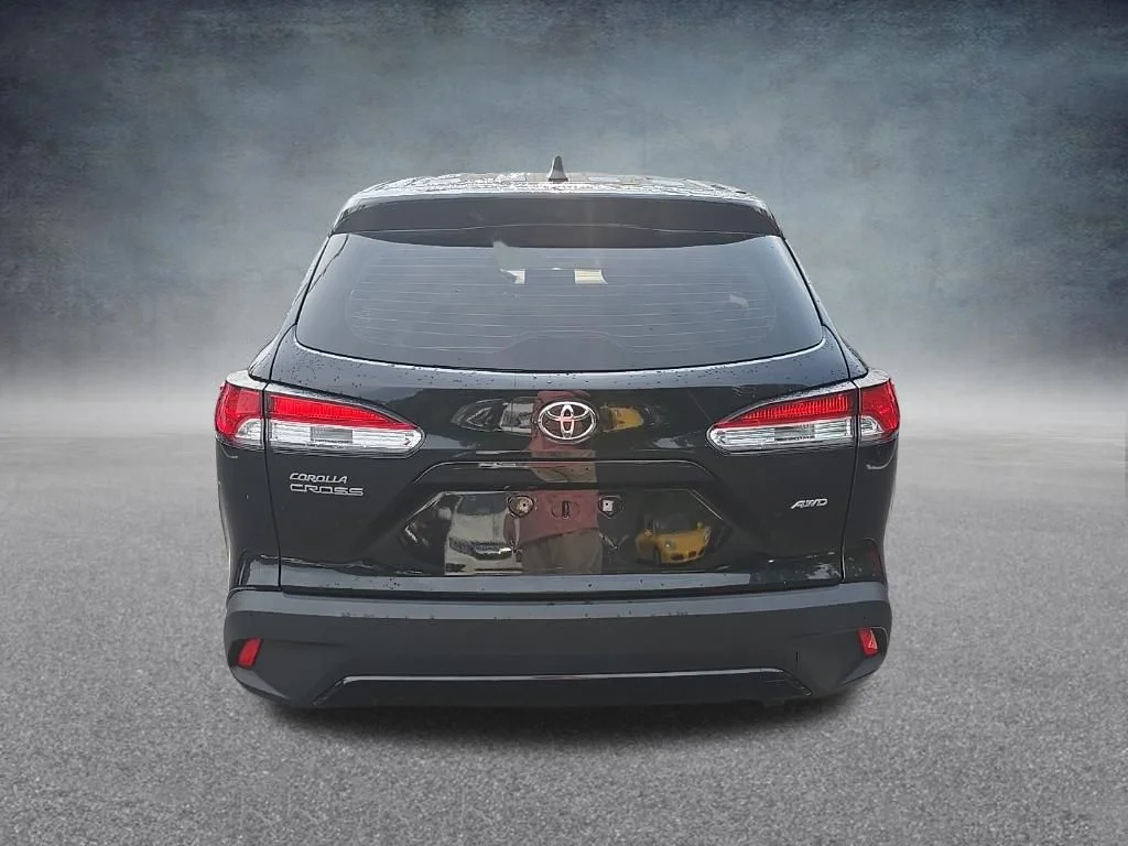 Used 2022 Black Toyota L image 7