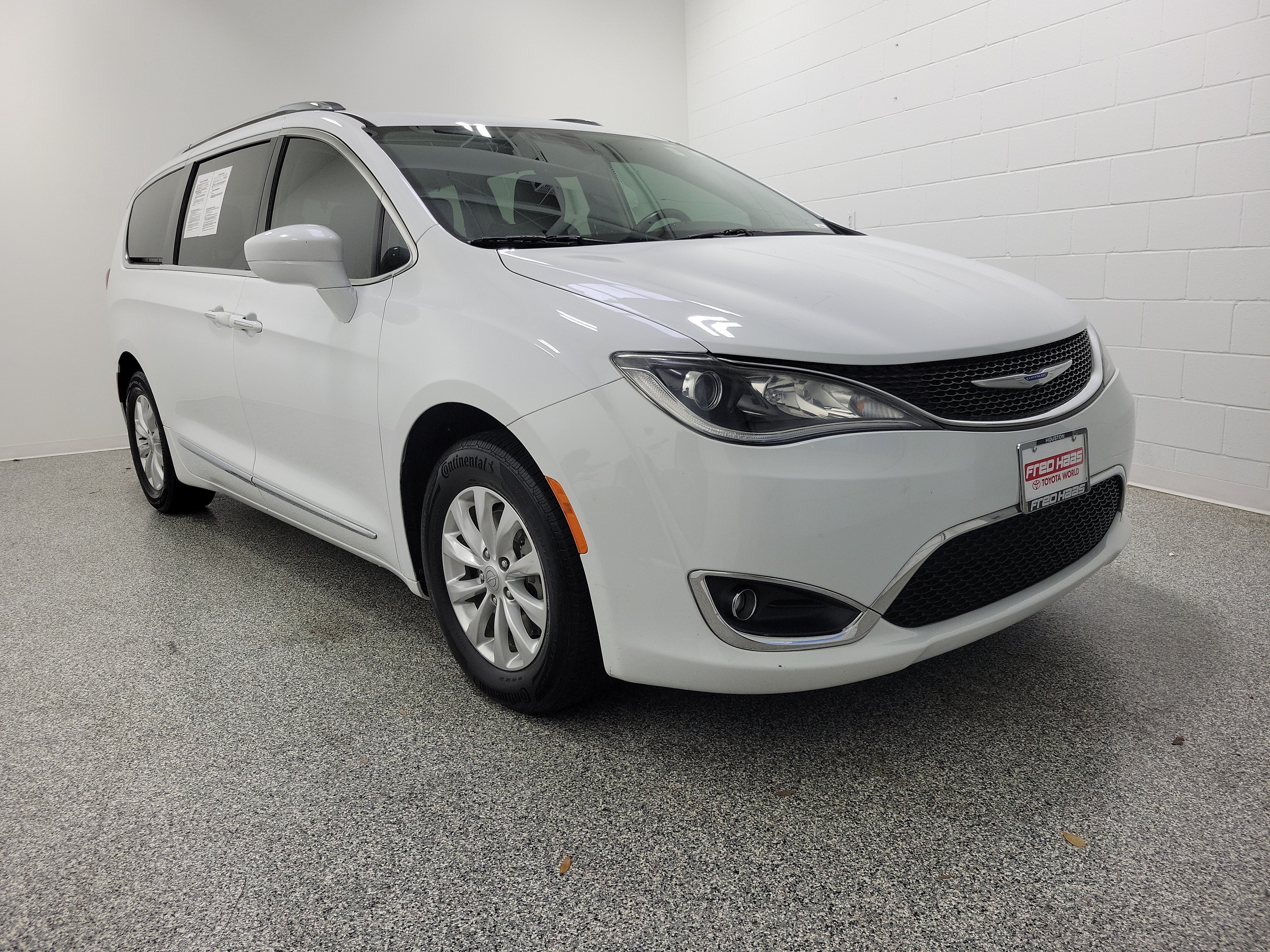 Used 2019 Bright White Clearcoat Chrysler Touring L image 4