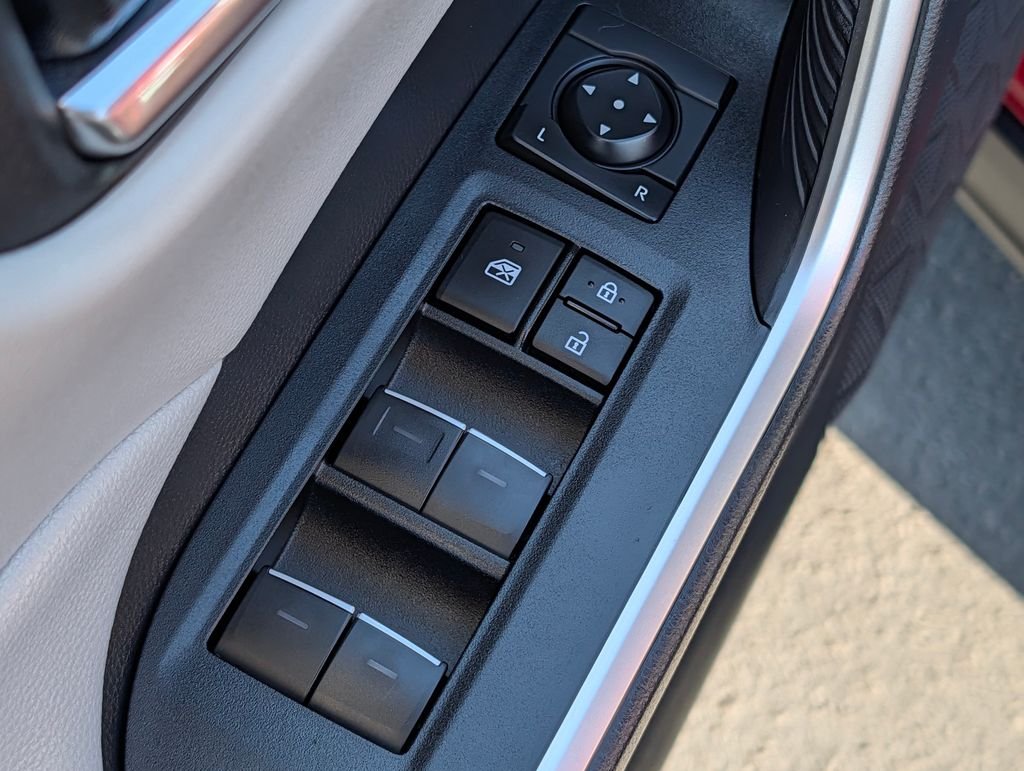 2024 Toyota RAV4 XLE - Photo 18