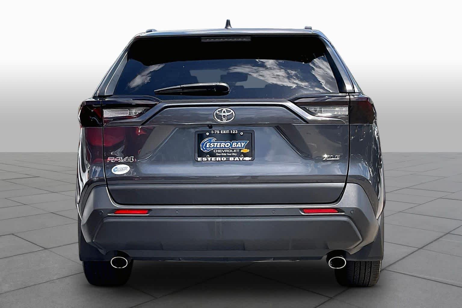 Used 2020 Magnetic Gray Metallic Toyota XLE Premium image 6