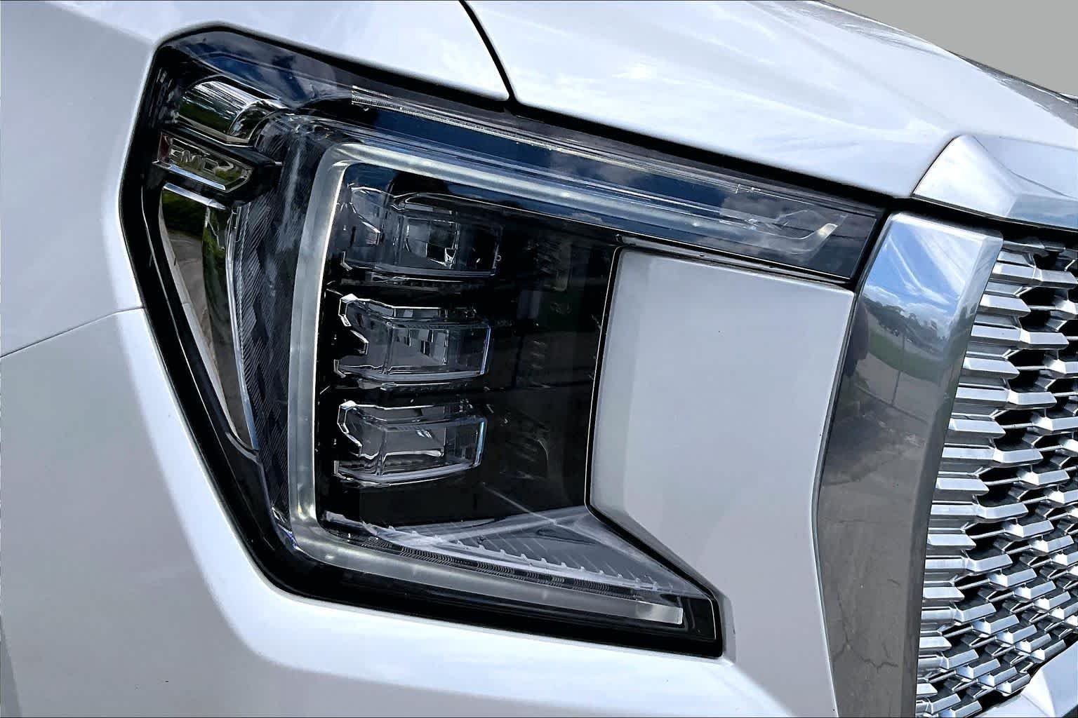 Used 2023 White Frost Tricoat GMC Denali image 28