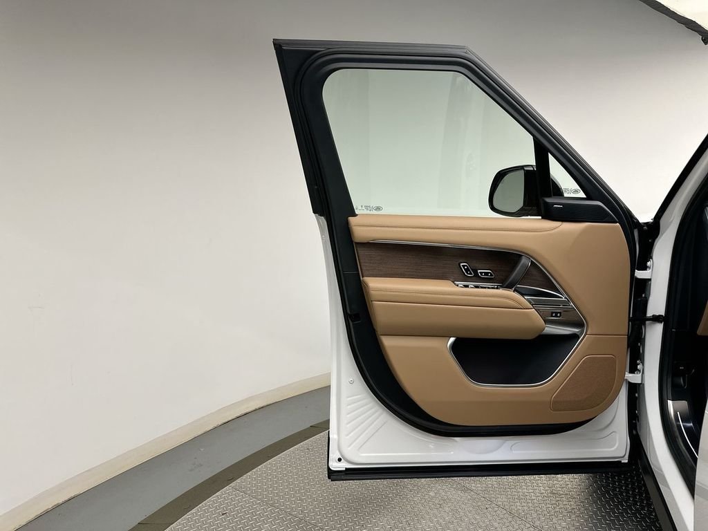 New 2026 Fuji White Land Rover SE image 9