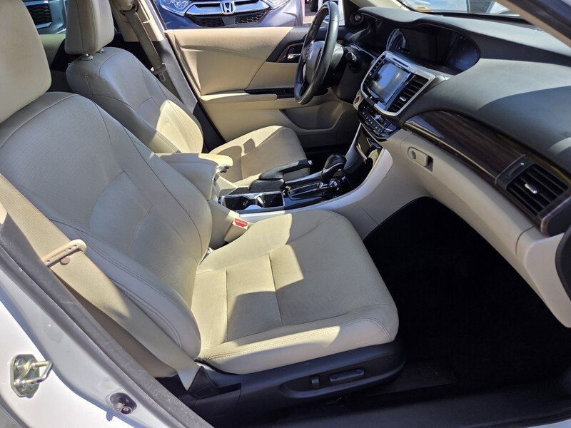 Used 2017 White Orchid Pearl Honda EX-L CVT image 16