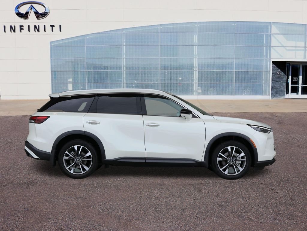 Used 2023 White INFINITI LUXE image 57