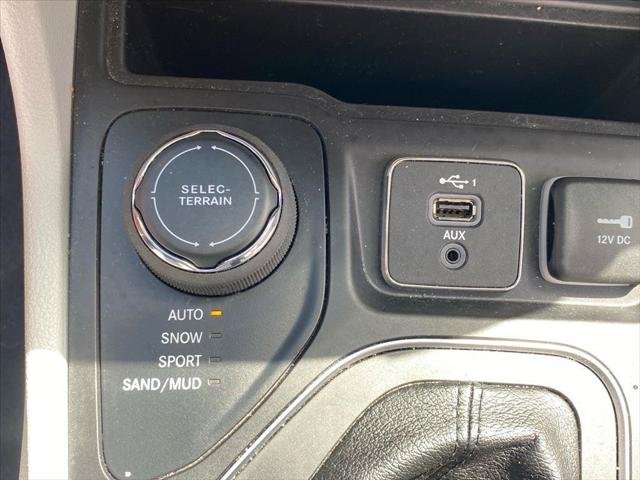 Used 2022 Diamond Black Crystal Pearlcoat Jeep Latitude Lux image 16
