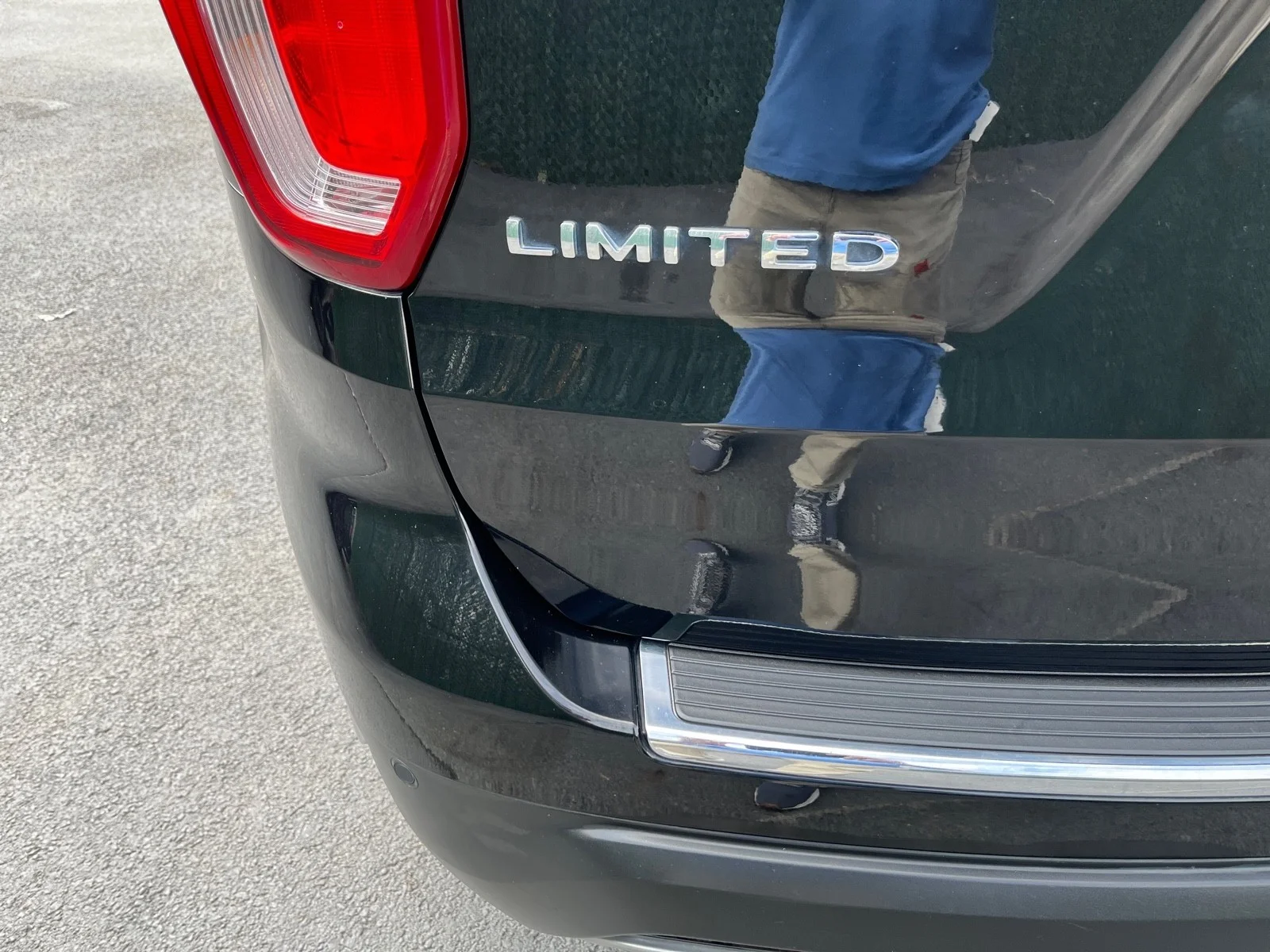 Used 2018 Shadow Black Ford Limited image 5