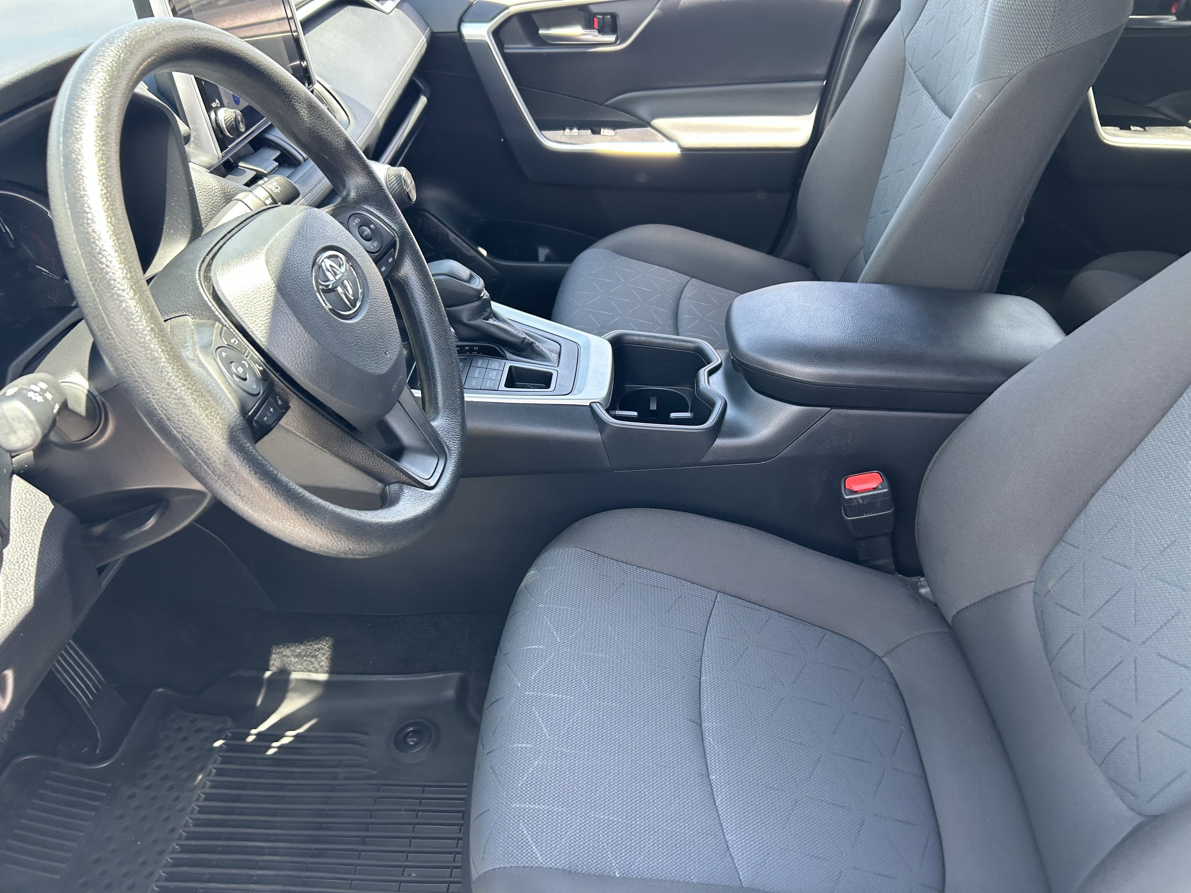 2025 Toyota RAV4 XLE - Photo 27