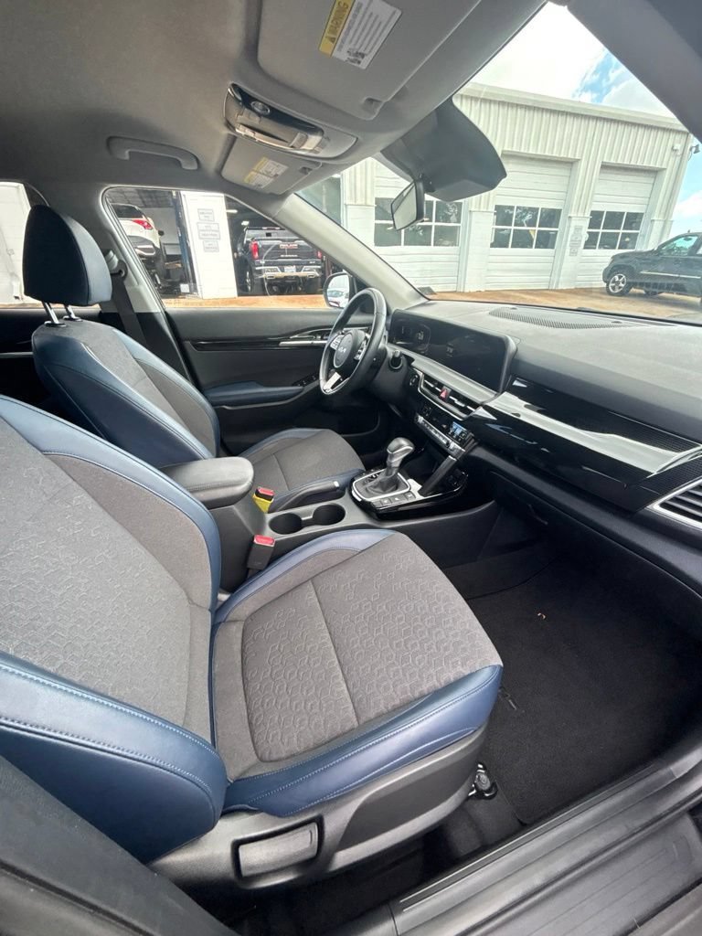 Used 2025 Fusion Black Kia S image 24