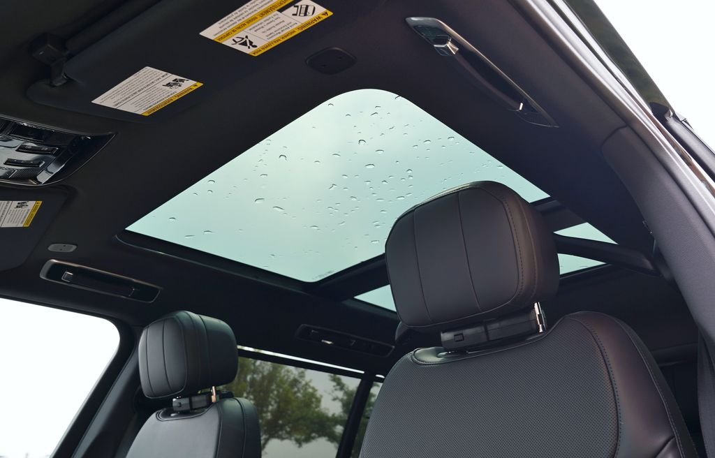 New 2026 Santorini Black Land Rover SE image 13