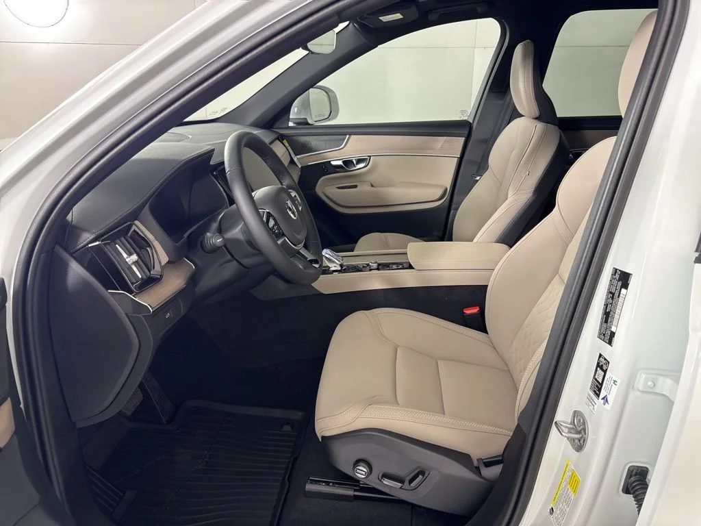 New 2026 White Volvo B6 Plus 7-Seater image 30