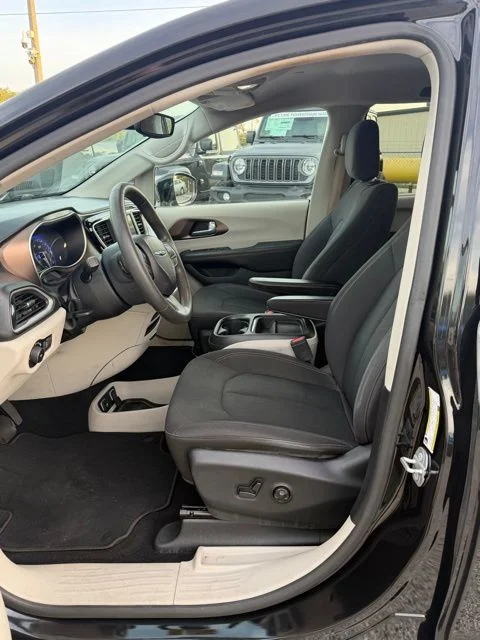Used 2018 Black Chrysler Touring Plus image 3