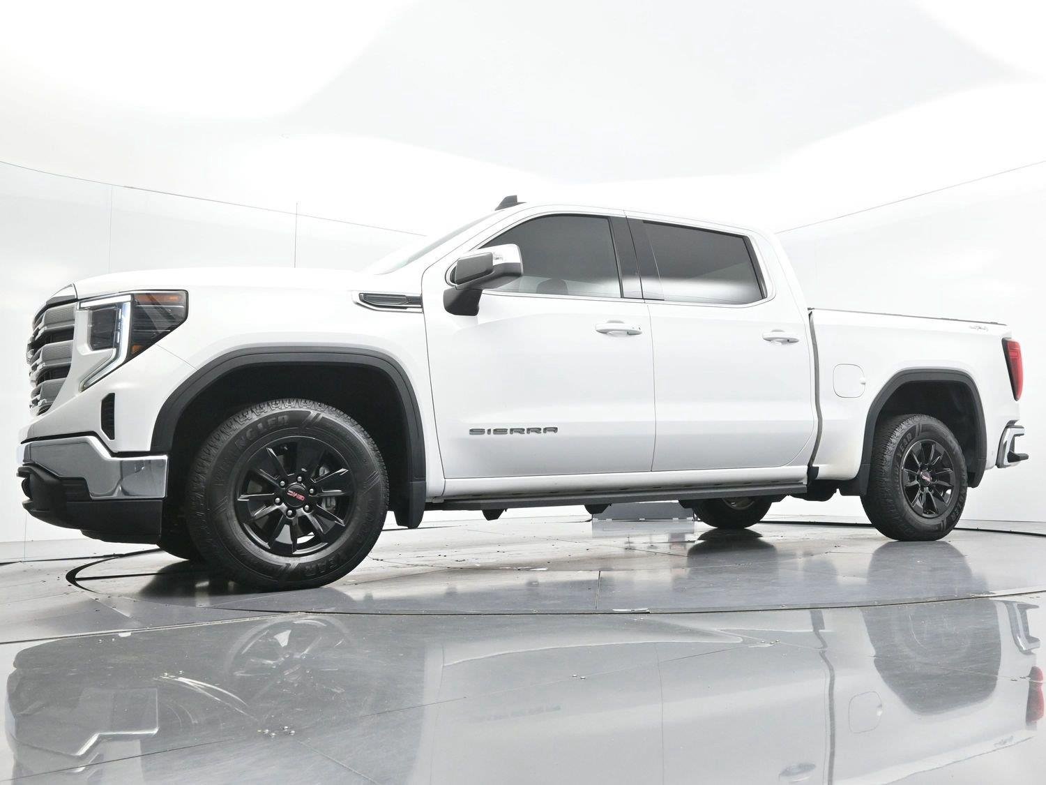 Used 2024 Summit White GMC SLE image 44