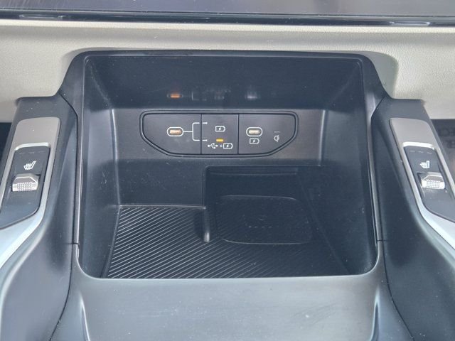 Used 2025 White Pearl Kia EX image 19