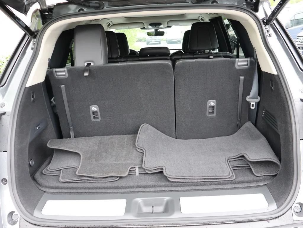 Used 2025 Gray INFINITI Sensory image 17