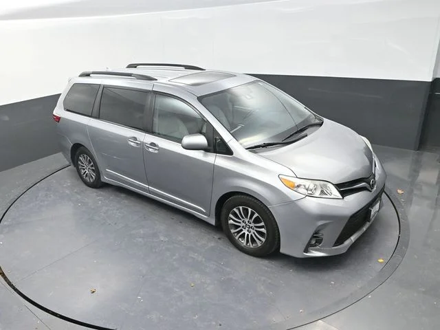 Used 2018 Silver Toyota XLE image 12
