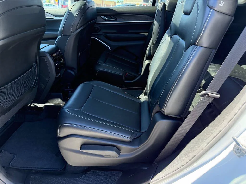 Used 2022 White Jeep Limited image 10