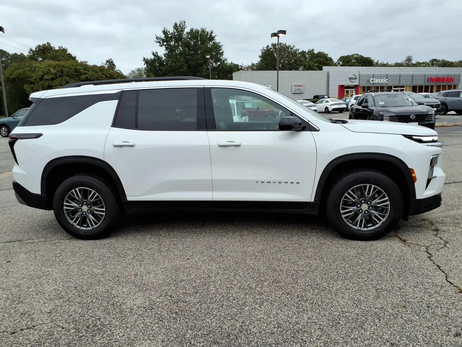Used 2025 Summit White Chevrolet AWD LT image 6
