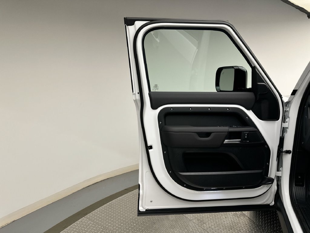 New 2026 Fuji White Land Rover S image 9