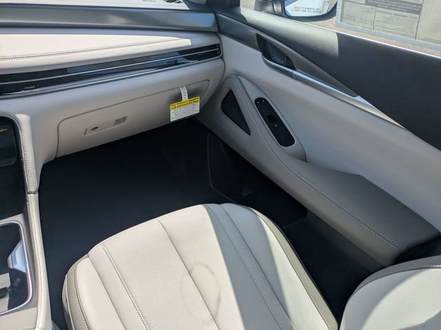 New 2027 RADIANT WHITE INFINITI Pure FWD image 18